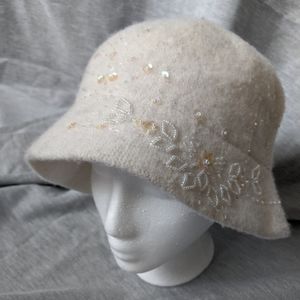 Nine & Co women's fashion hat ivory w/ sequins